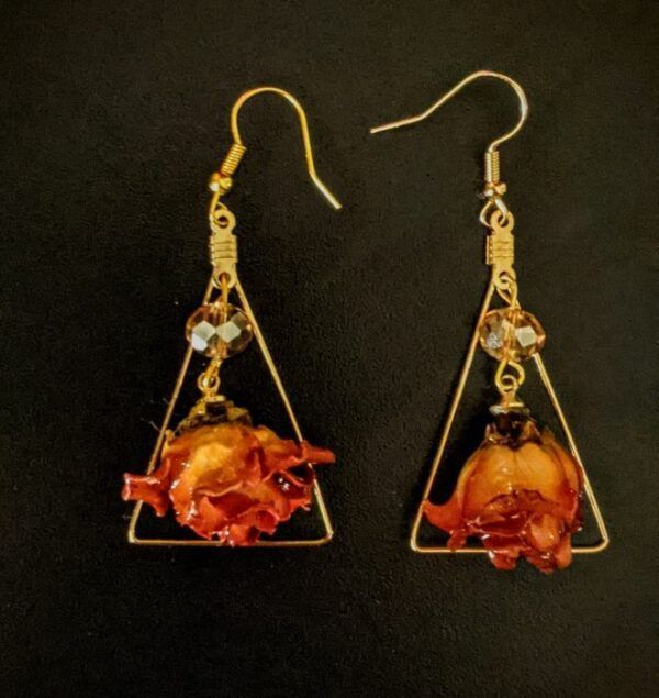 Resin-coated-real-roses-with-triangular-shaped-earrings