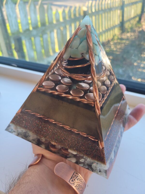 Orgonite pyramid with Amethyst